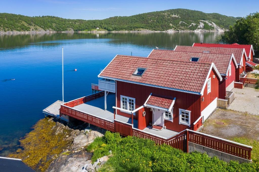SaltstraumenFlott sjøhus rett ved Saltstraumen的湖景红房子的空中景色