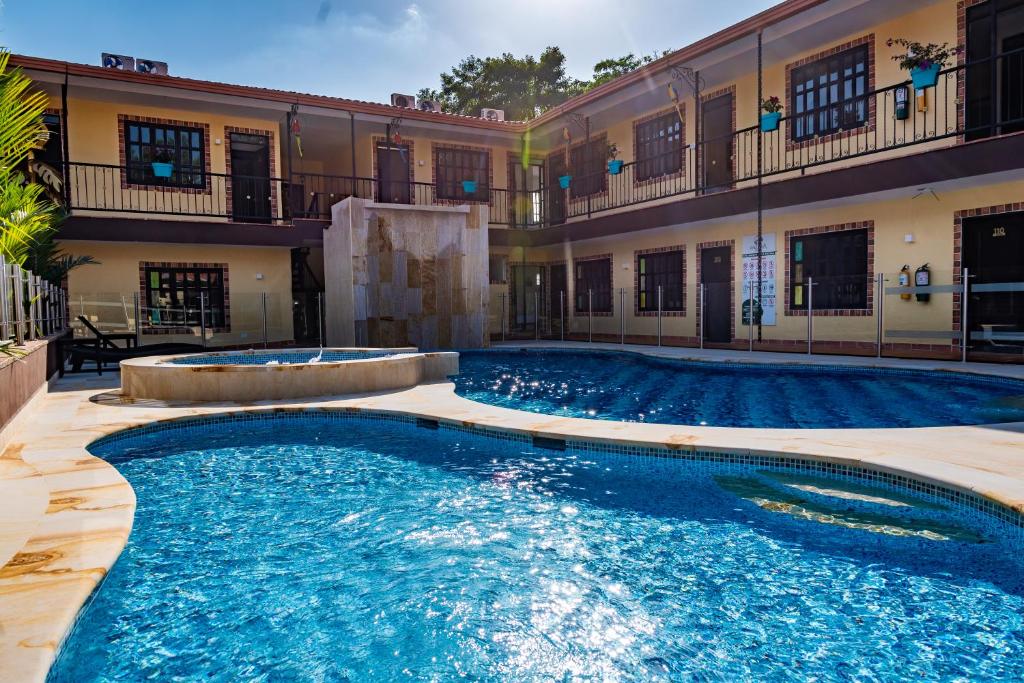 比亚维森西奥Hotel Vanguardia Natural的大楼前的游泳池