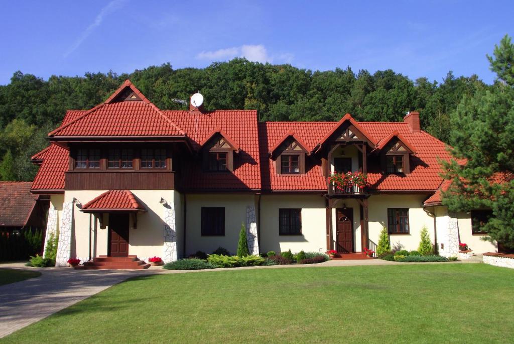 卡齐米日-多尔尼格勒科奇旅馆的一座红色屋顶的房子和一个院子