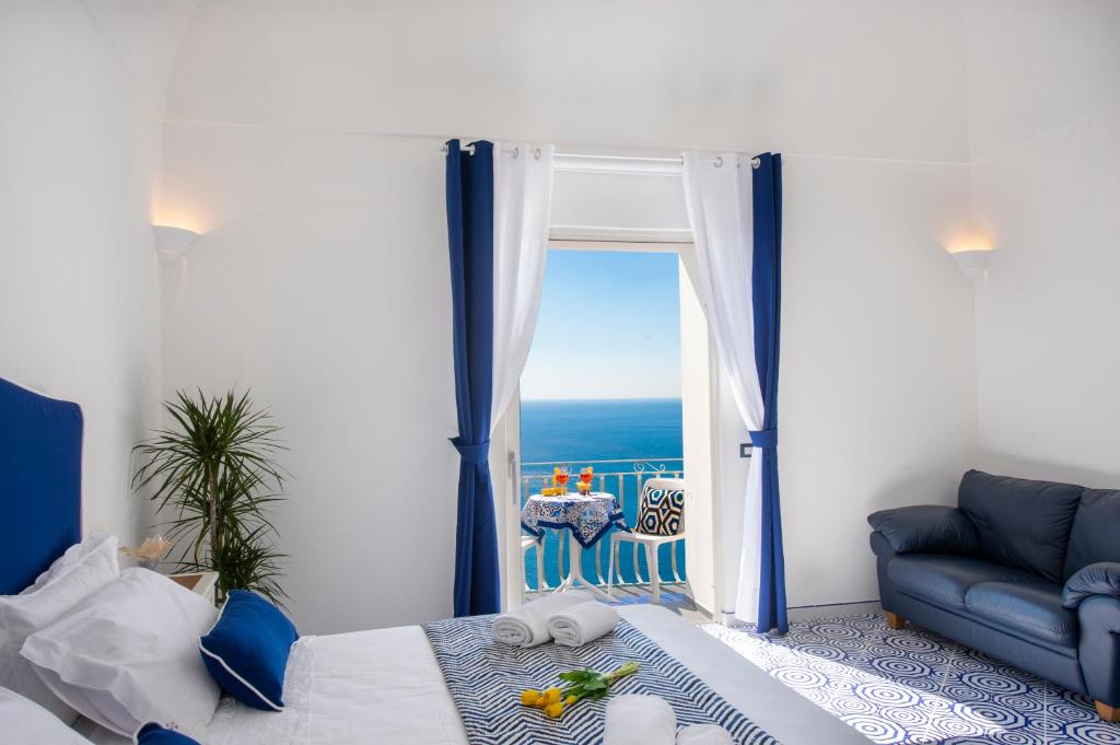 波西塔诺Le Ali sul Mare的一间卧室配有一张床,享有海景