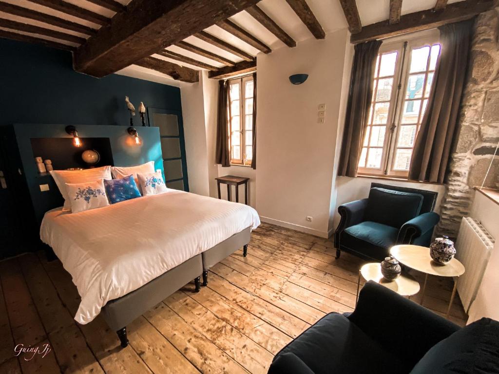 圣马洛L'AccrocheCoeur的一间卧室配有一张床、一张沙发和一把椅子