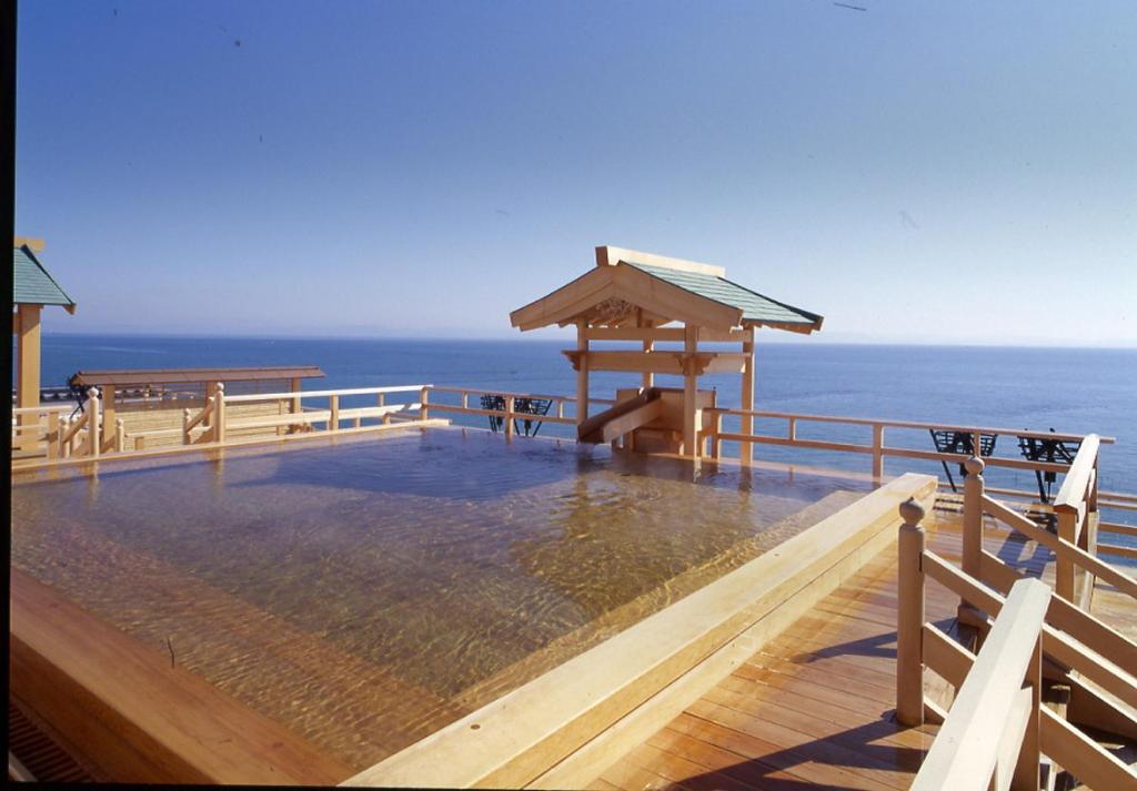 南知多苏库开福旅馆的海滩上带水滑梯的木甲板