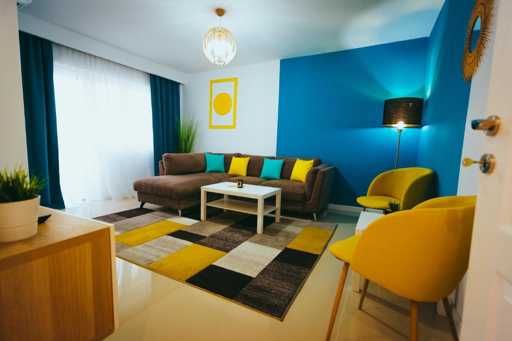 马赫穆迪亚Vero Holiday Apartment的客厅配有沙发和桌子