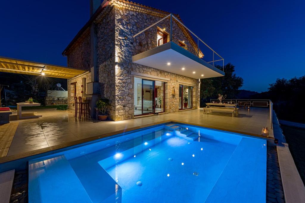 凯里翁Arca Villa - Enchanting Sunset!的别墅前设有游泳池