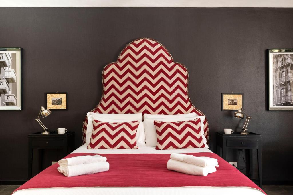都灵Cernaia32的红色和白色的床,红色和白色的床头板