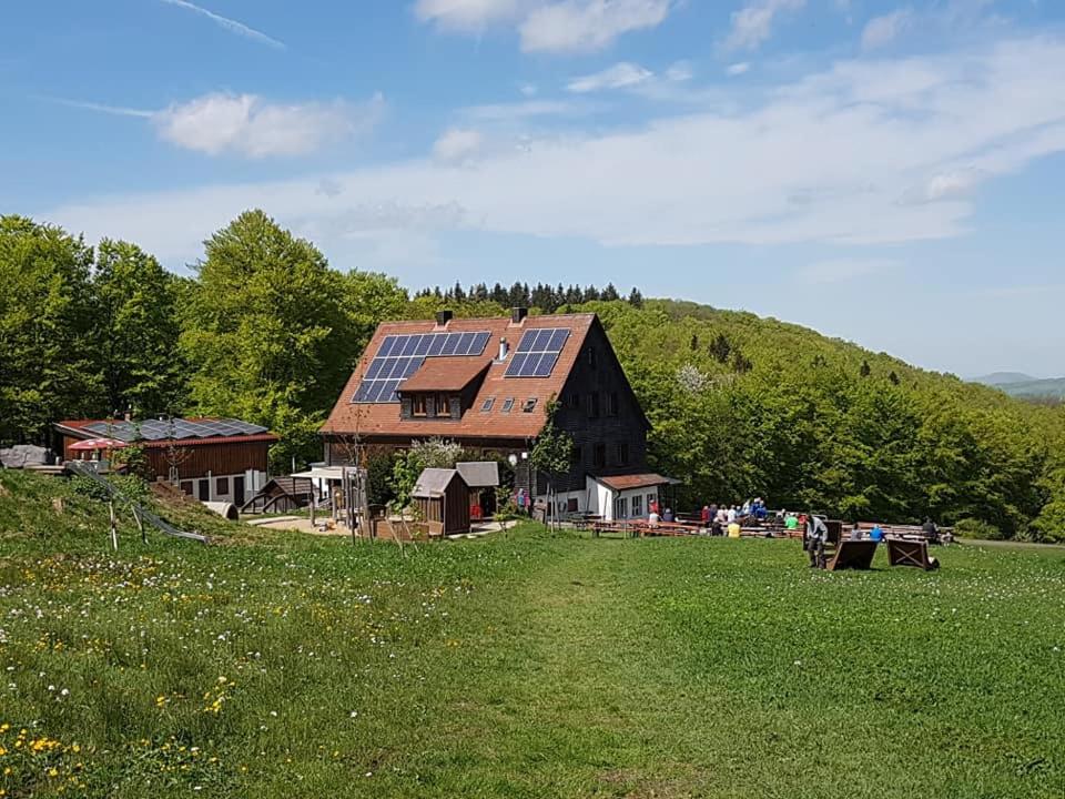 GerodaWürzburger Haus的屋顶上的一个带太阳能电池板的谷仓