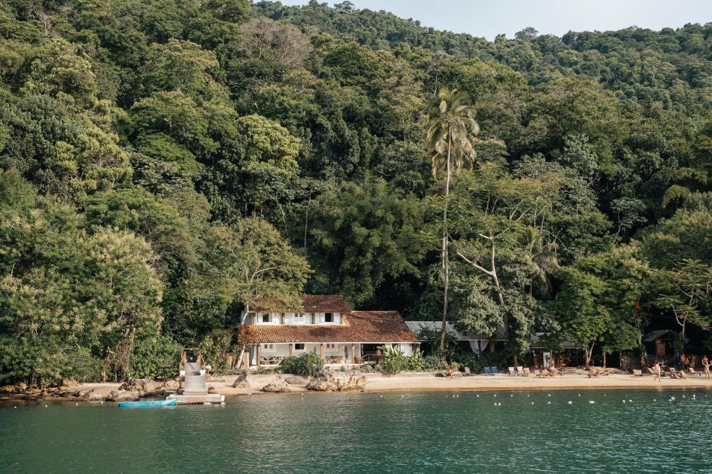 阿布拉奥Bonito Paraiso Ilha Grande的海滩上的房子