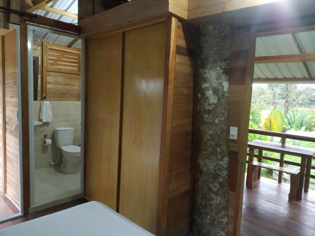 阿西斯港Hostal Suna Vito的房屋内带卫生间的浴室