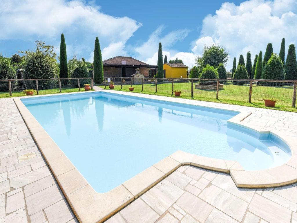 阿夸维瓦Belvilla by OYO Chiaraquattro的庭院里的一个蓝色海水大型游泳池