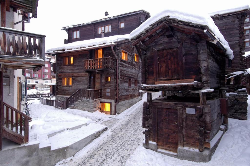 采尔马特Ferienapartement Hinterdorf的雪上雪地里的小木屋