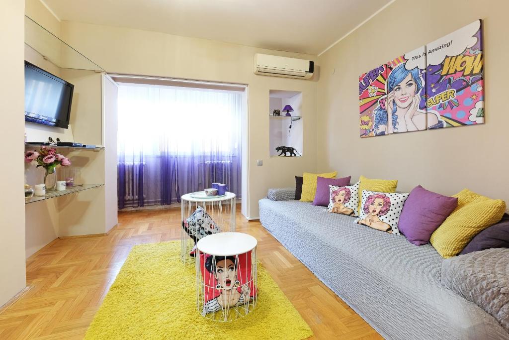 贝尔格莱德Sava SQUARE Apartment的带沙发和电视的客厅