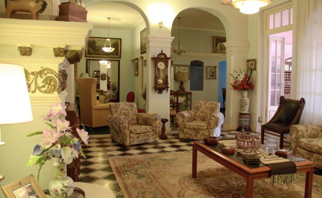 查斯科穆斯Hotel El Mirador的客厅配有沙发、椅子和桌子