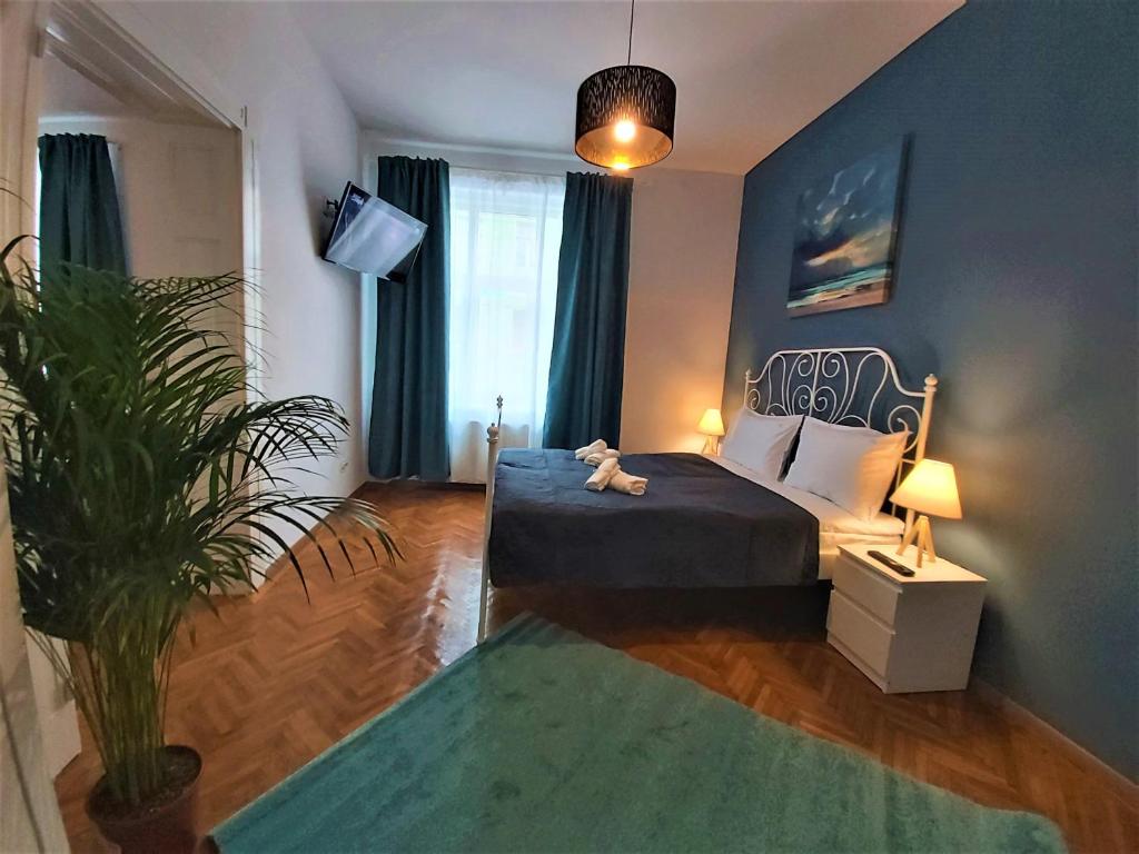 布拉索夫92 Residence的一间卧室配有床和绿色地毯