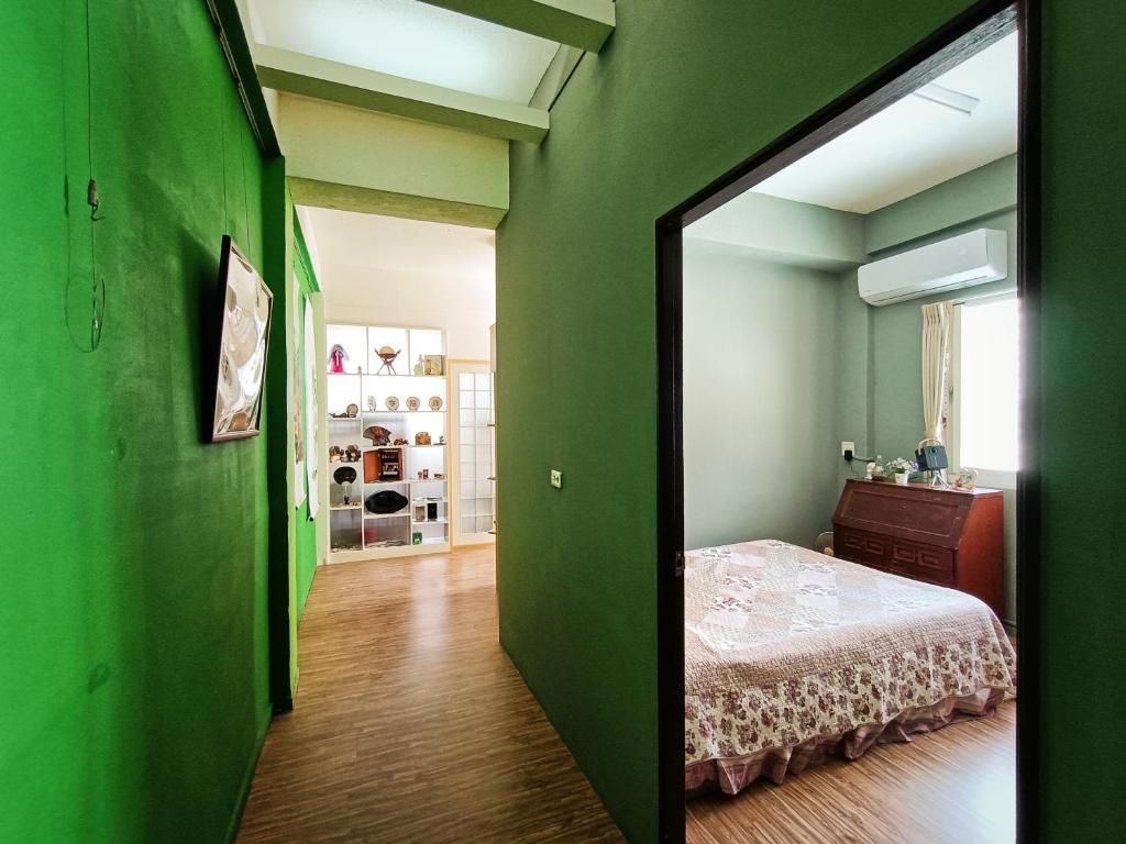 花莲市博愛泊旅讀心境的绿色客房 - 带床和镜子