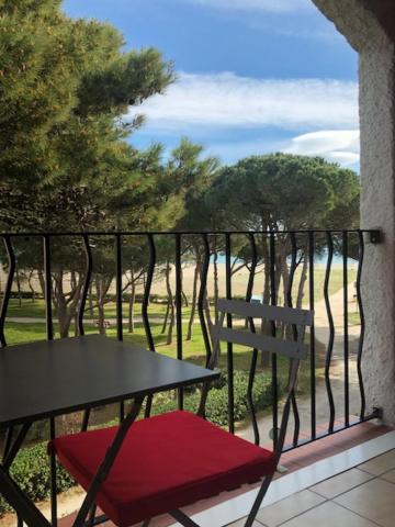 滨海阿热莱斯Mer Soleil Pinede的美景阳台的桌椅