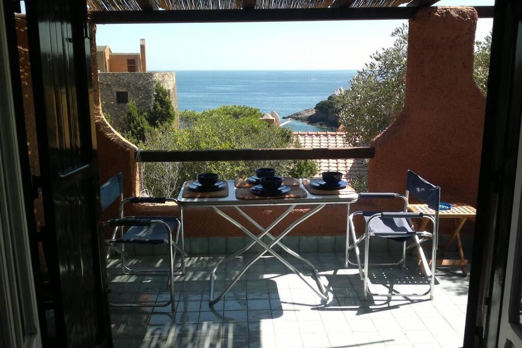 詹努特里岛Casa del pescatore Giannutri的海景阳台上的桌椅