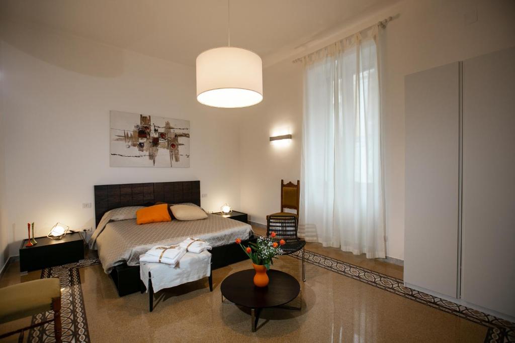 巴里Abate Luxury Interno 3的一间卧室配有一张床、一张沙发和一张桌子
