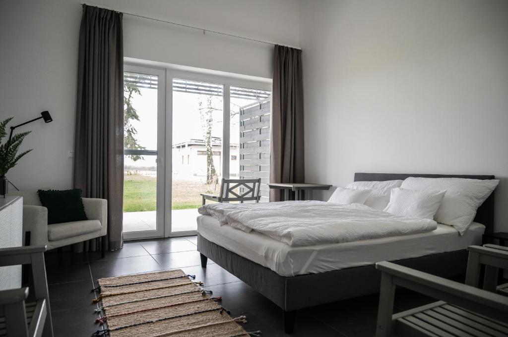 霍德梅泽瓦沙海伊Sun City Vízisport Paradicsom的一间卧室设有一张床和一个大窗户
