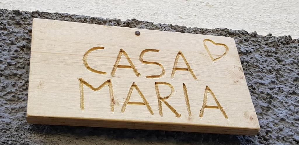 莱万托Casa Maria的墙上的一块写着玛利亚娜的标语