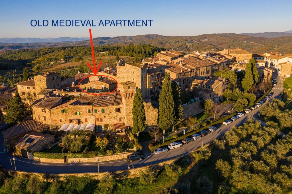波吉奥的圣多纳托old medieval apartment的享有古老地中海公寓的空中景致