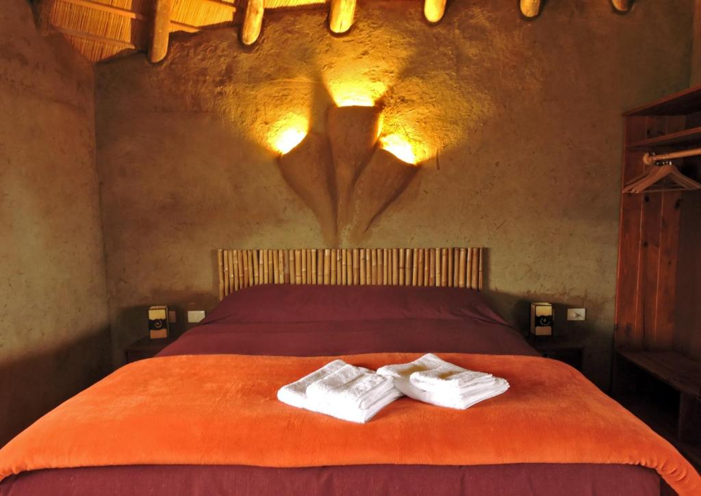 巴拉德瓦利扎斯Los Chajá Ecolodge的一间卧室配有一张床,上面有两条毛巾