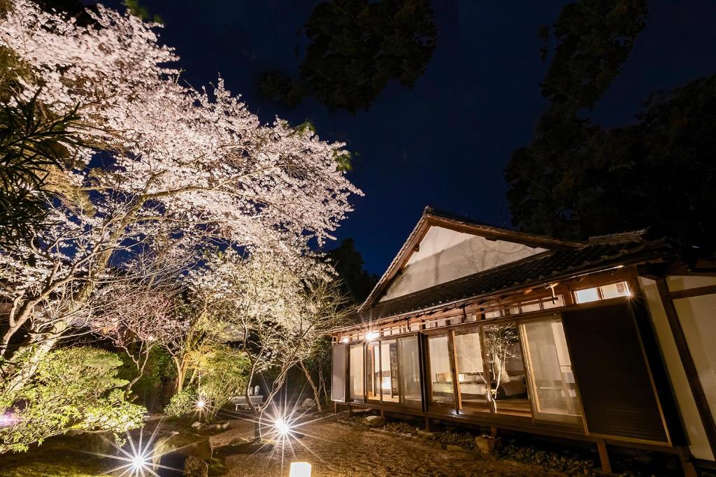 大津Miidera Onjo-ji的夜晚在树前有灯的房子