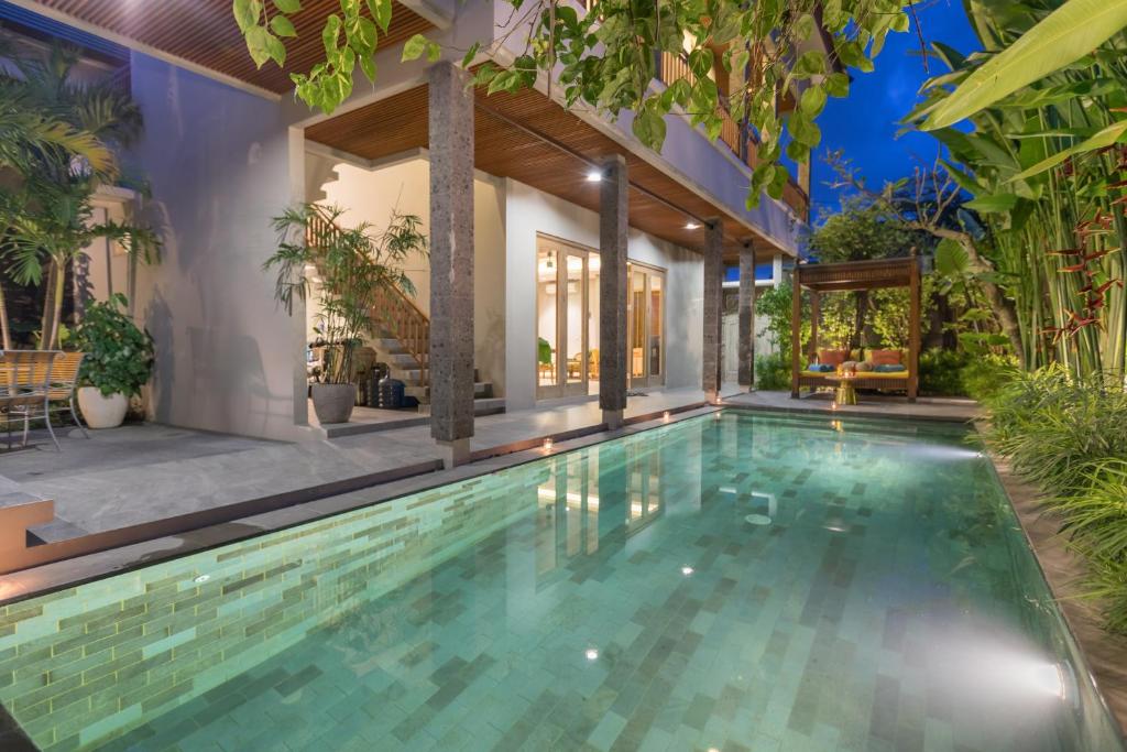 Villa Daun 2 Canggu by Premier Hospitality Asia内部或周边的泳池