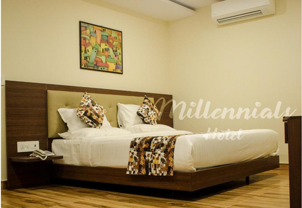 班加罗尔PPH Living Millennials Jigani的卧室配有一张挂有墙上标志的床