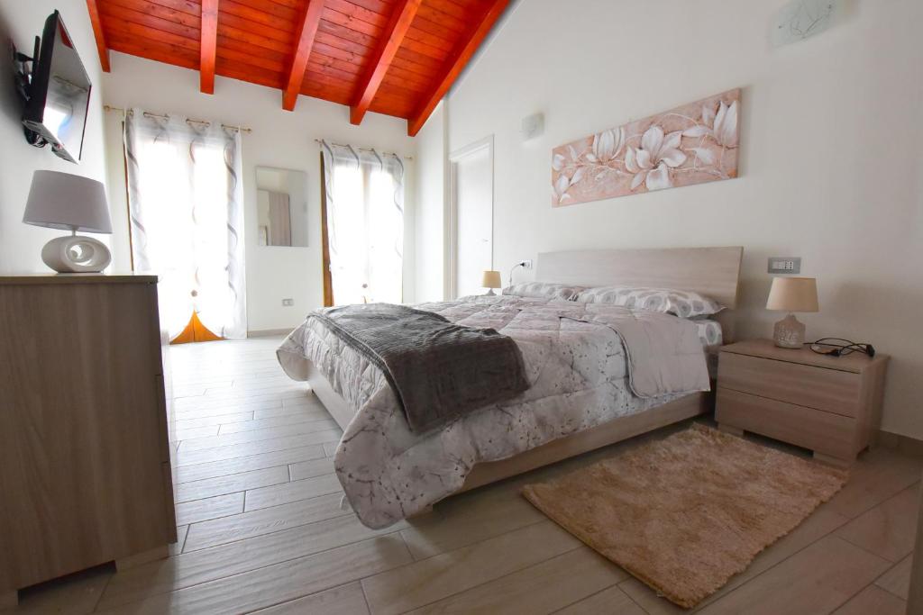 古斯皮尼B&B La Genuina的一间卧室配有一张大床和电视