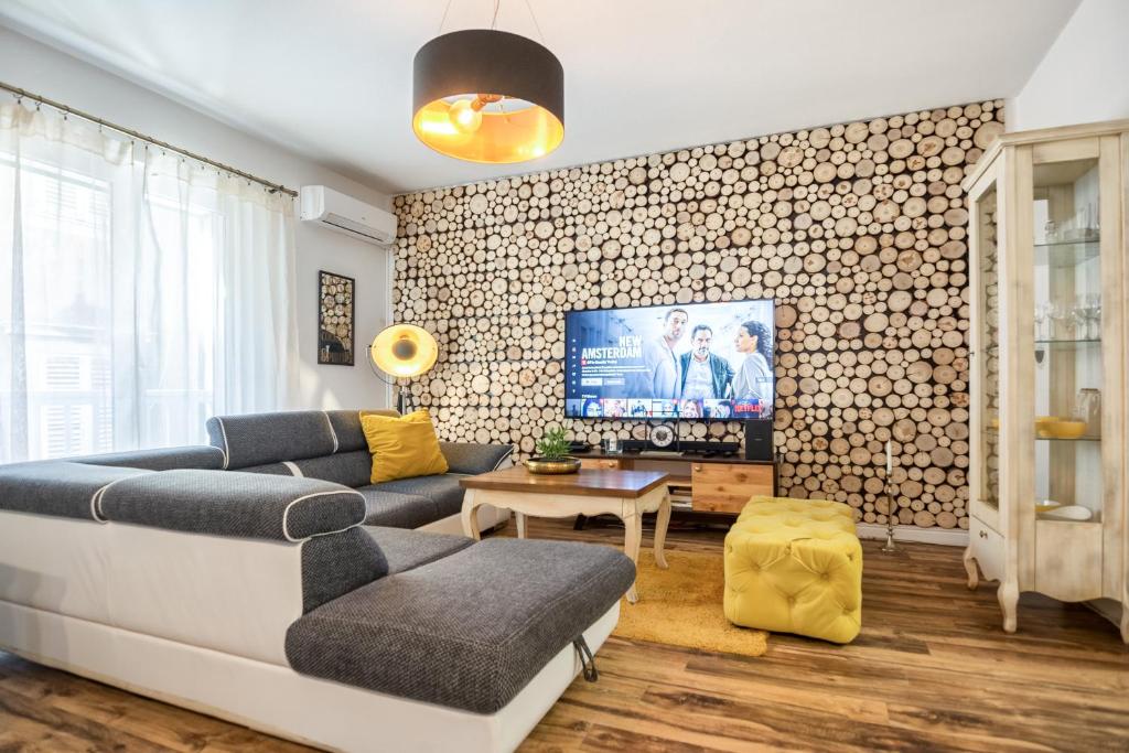 扎达尔Francesca Luxury Apartment的带沙发和电视的客厅
