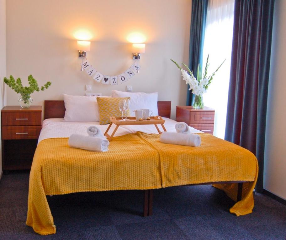 格鲁德柴兹Hotel Przy Solankach的一间卧室配有一张床,上面有两条毛巾