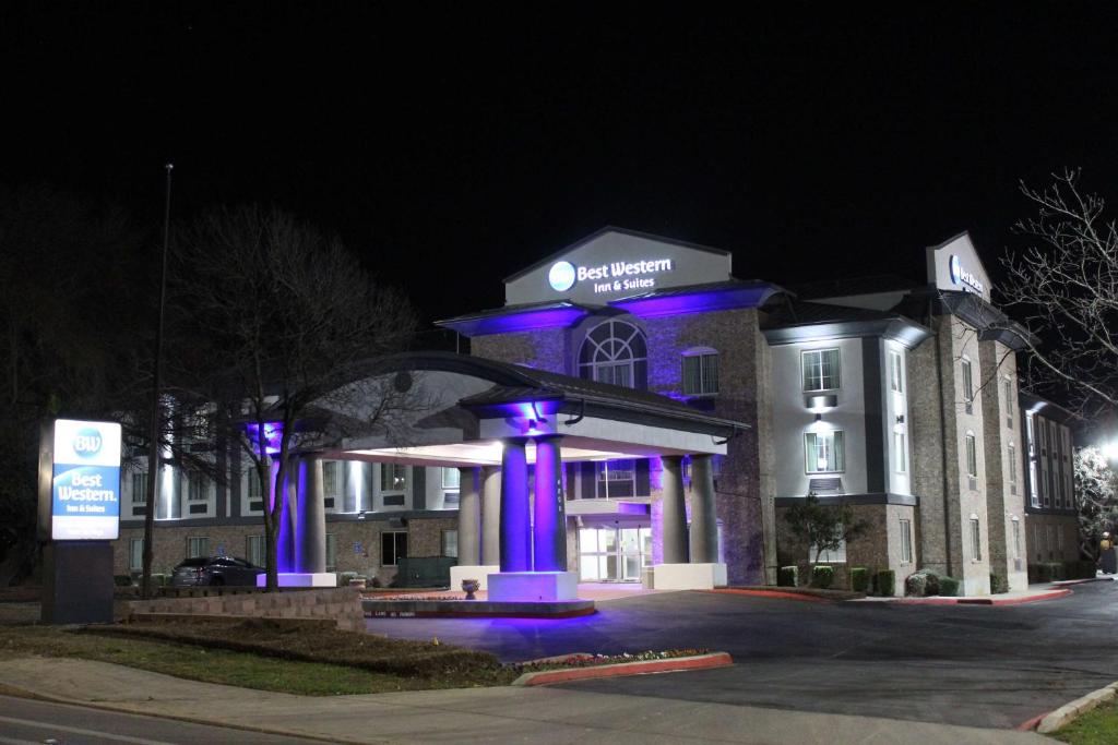 圣安东尼奥Best Western Medical Center North Inn & Suites Near Six Flags的前面有紫色灯的建筑