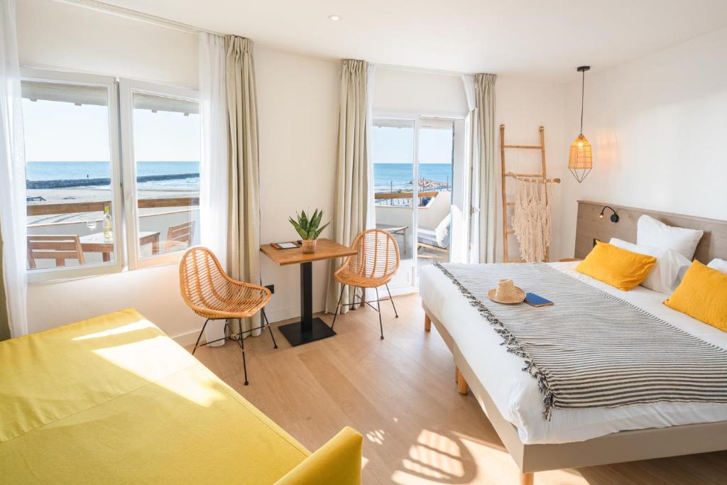 圣马迪拉莫Hôtel Casa Marina的一间卧室配有一张床和一张桌子及椅子