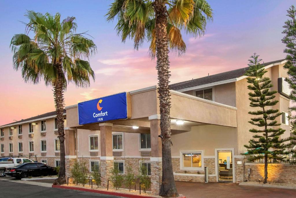 米拉马尔Comfort Inn San Diego Miramar的前面有棕榈树的酒店