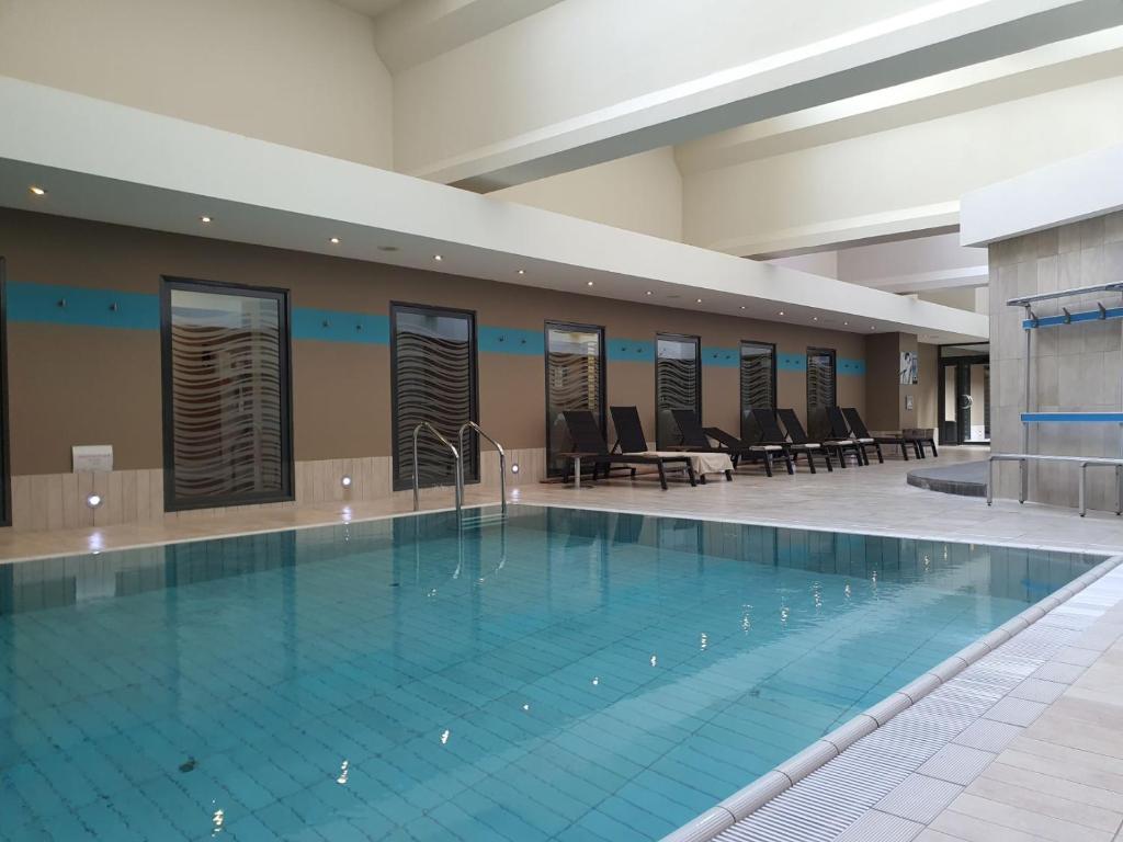 勒阿弗尔乐帕西挪Spa酒店的一座带桌椅的大型游泳池