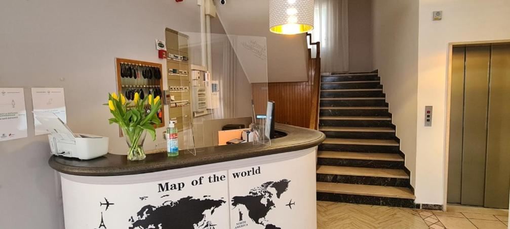 里乔内Hotel Astoria的大堂设有一张带世界地图的桌子
