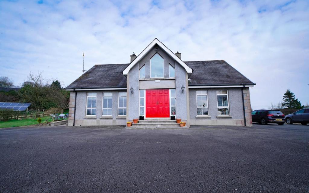 GalgormGlenburn Galgorm Bed & Breakfast的停车场里一扇红色门的房子