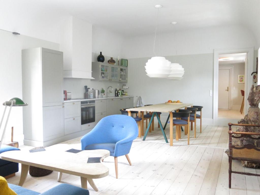 哥本哈根哥本哈根1185号公寓的厨房配有蓝色椅子和桌子