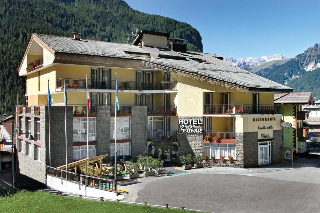 卡纳泽伊Hotel Bellevue的山间酒店,设有停车场