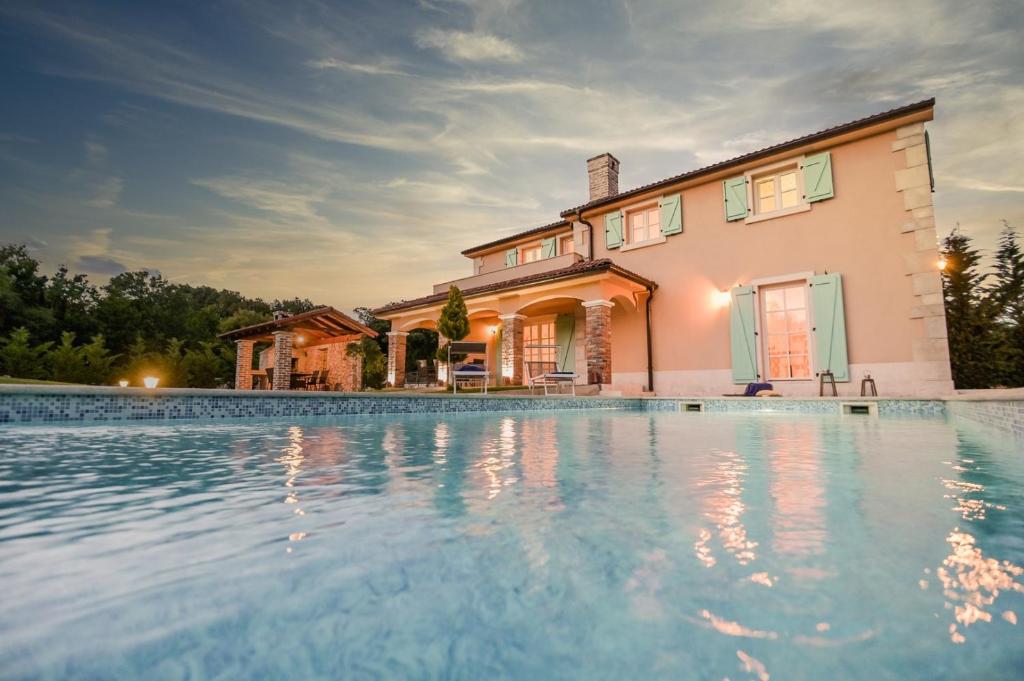 克拉斯Villa Plasa Krk的房屋前有游泳池的房子
