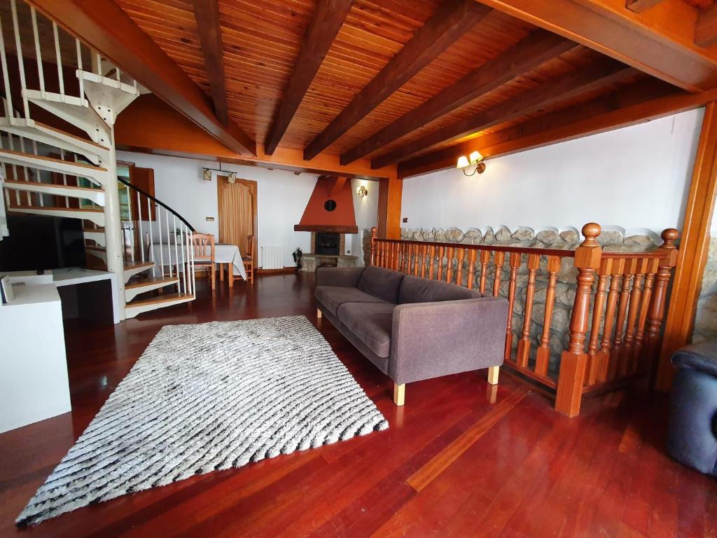 格尔尼卡Gernika Urdaibai的带沙发和楼梯的客厅