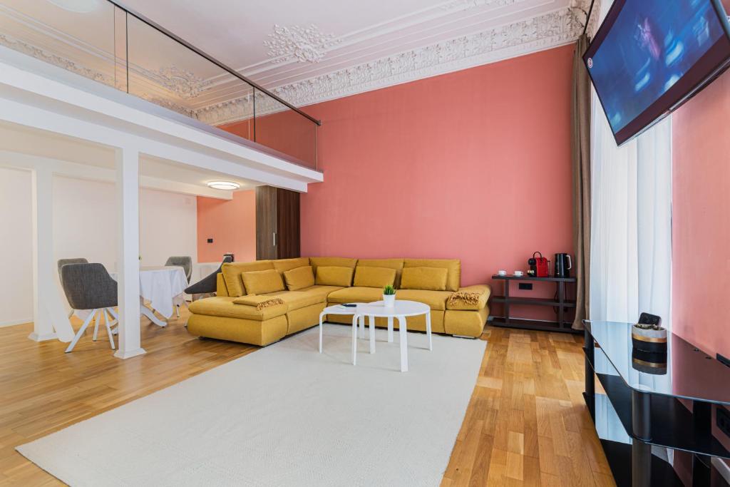 布拉索夫Palazzo Brașov的客厅设有黄色沙发和电视