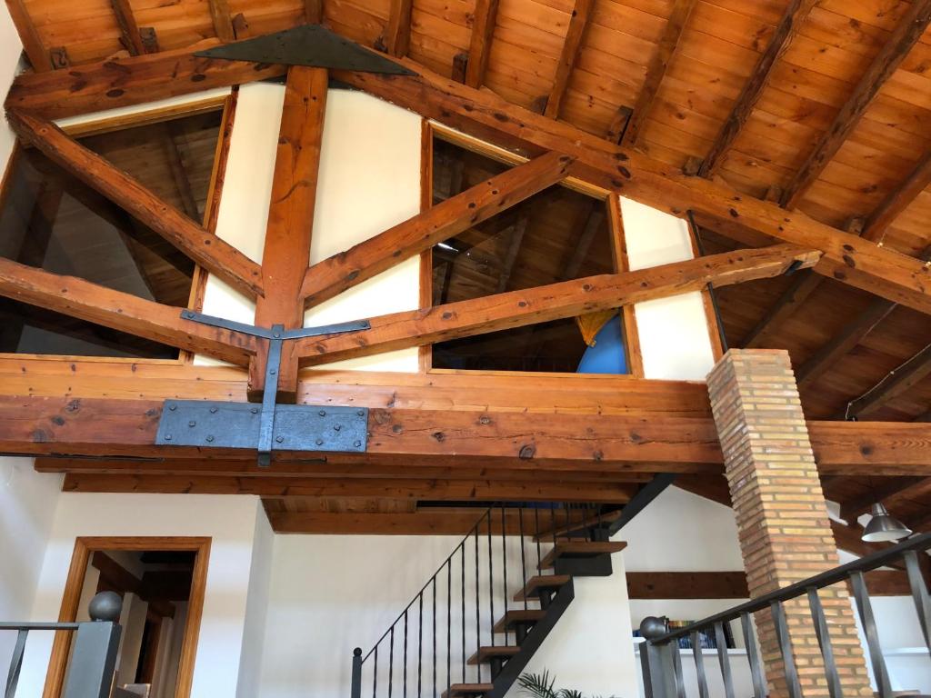 CinctorresLa Fábrica de Boldó的楼梯所在的建筑中拥有木制天花板