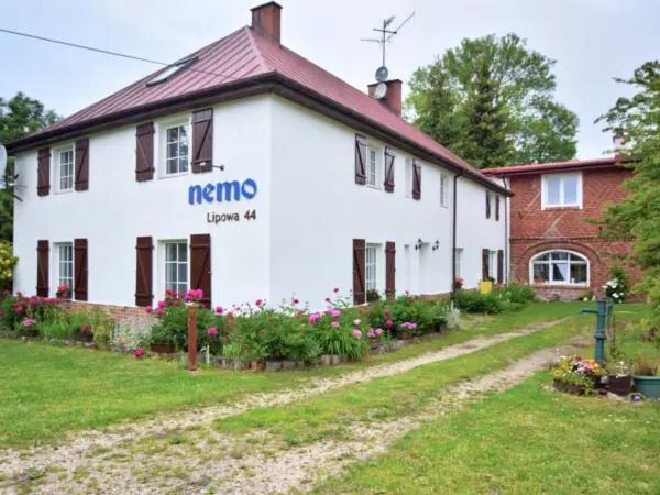 米耶伦科Nemo Mielenko的白色房子的一侧有标志