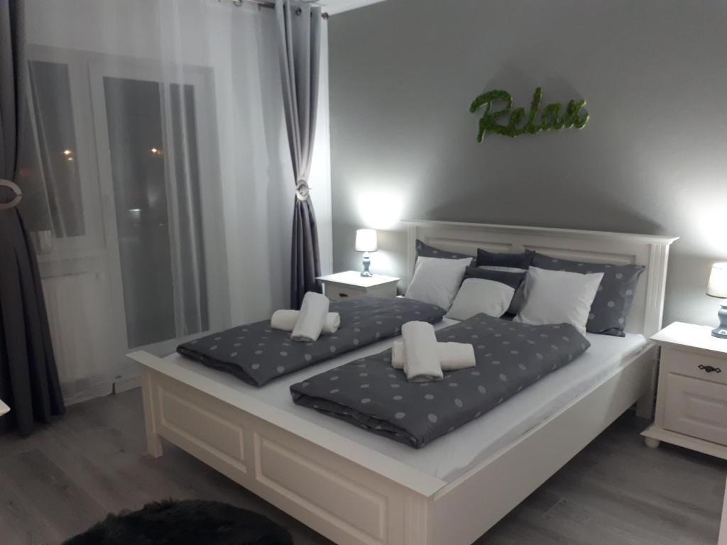 锡比乌Angel Residence的一间卧室配有一张带两个枕头的床