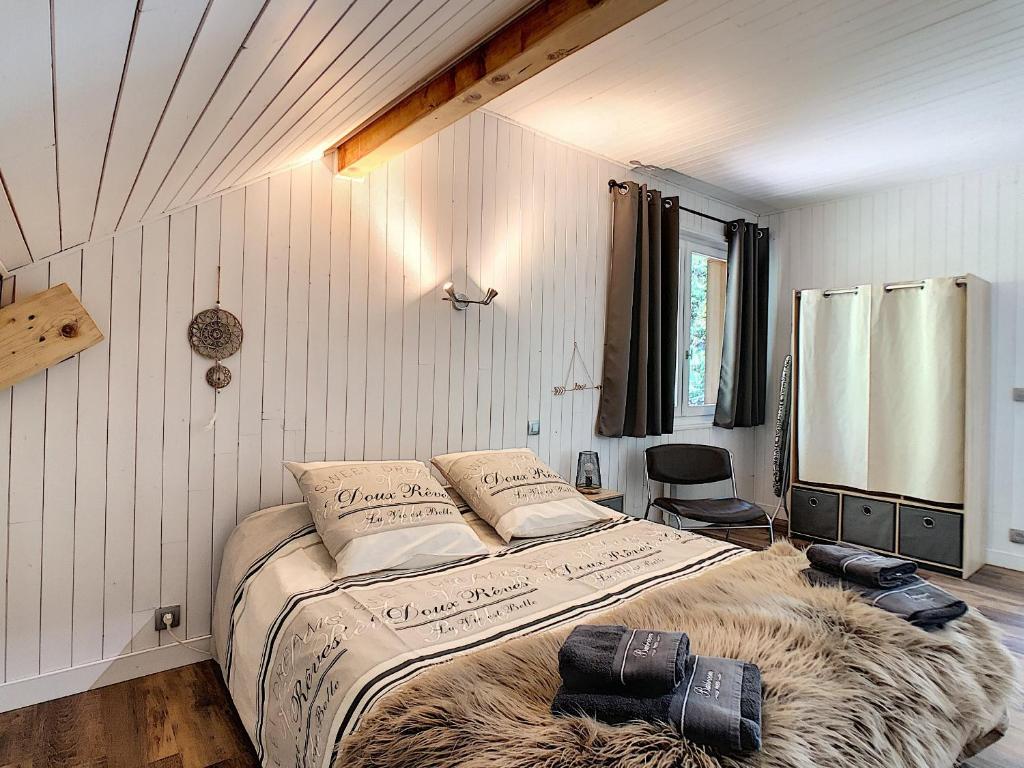 帕西Mont Étape , F2, 42 m2, Calme, Vue Mt Blanc的一间卧室配有一张大床,铺有大地毯