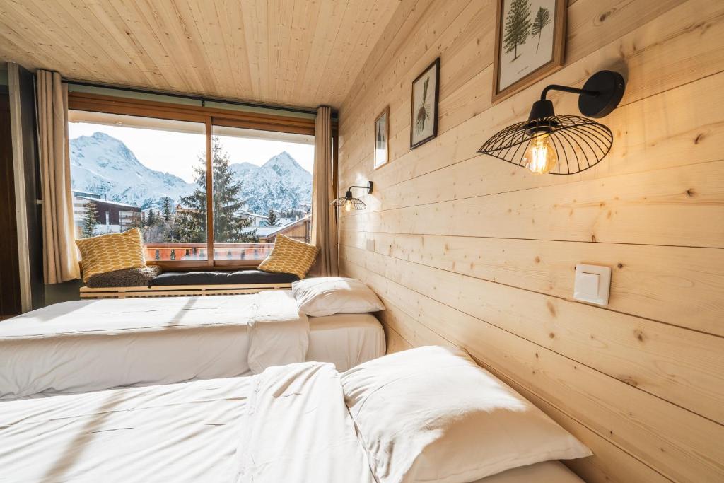 莱德萨阿尔卑斯Hotel Les Lutins的山景客房 - 带两张床