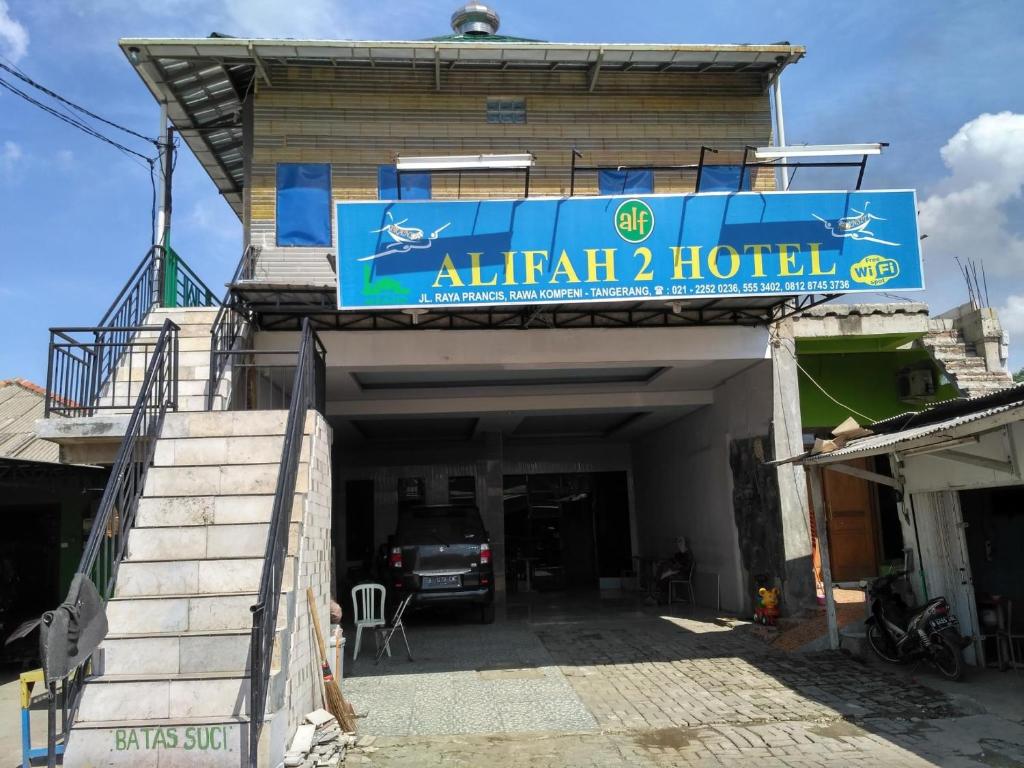 当格浪Hotel Alifah 2的一座带有亚特兰蒂斯酒店标志的建筑