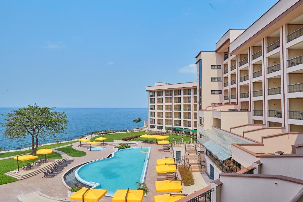 戈马Goma Serena Hotel的从度假村的阳台上可欣赏到游泳池的景色