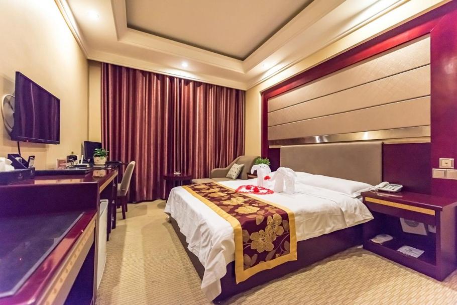 敦煌敦煌金龙大酒店的酒店客房设有一张大床和一张书桌。